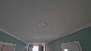 Alçıdan lambalar, düşük tavanlı ve alçıdan yapılmış lambalar bile yer tasarrufu sağlar. Ana ışıklandırma ya da merkezi avizeye zarif bir ek olarak hizmet verebilirler..