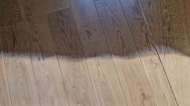 El zımparalama, bilhassa parke döşemesindeki karmaşık desenlerle başa çıkmada daha yüksek seviyede kontrol sağlıyor. Ayak altındaki güzellik mozaiği, klasik zarafetin ve sürekliliğin hikayesini anlatıyor.