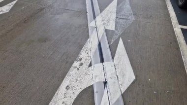 İki genişletilebilir beton gövdenin güvenli bağlantısı için çatı yapısı veya köprü genişlemesi. Metal bardaki kauçuk eklem, sıcaklığın bozulmasını önleyen binalarda yapısal değişiklikler, vida