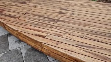  Bu bahçe tezgahı geleneksel demir veya plastik banklardan daha çevre dostu ve dayanıklı yüksek kaliteli akasya ağacından yapılmıştır. Bankın yüzeyi katı ahşap çerçeveyle kaplıdır.