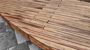  Bu bahçe tezgahı geleneksel demir veya plastik banklardan daha çevre dostu ve dayanıklı yüksek kaliteli akasya ağacından yapılmıştır. Bankın yüzeyi katı ahşap çerçeveyle kaplıdır.