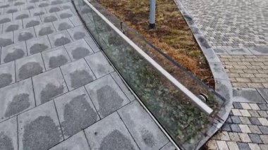 Cam, camı delmek için tasarlanmış vida ve çamaşır makineleriyle duvara tutturulmuş. Kaplama bir tırabzan ve hava bölümüdür. İstasyon, sokak, lüks.