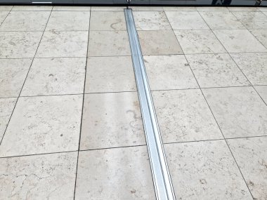 Beton çatıdaki genişleme eklemleri otopark görevi görüyor. Genişleme, metal paslanmaz çelik kaplı kauçuk bir şeritten oluşur.
