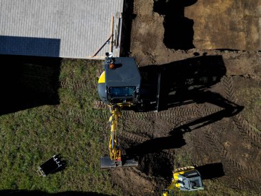 Kazı havuzun derinliğinden yaklaşık 40 cm daha derin olmalı. Dibini çakıl ile dolduruyoruz, sıkıştırıyoruz ve sağlamlaştırıcı ağ koyuyoruz böylece beton karışımının tam ortasında kalıyor. pankart, kontrat