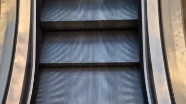 Yürüyen merdivenler, travelatör servisi ve ayarlama. Acil bir durumda makineyi durduran güvenlik anahtarlarının düzenli olarak incelenmesi ve yağlanması. İnsanlar düştüğünde, metal ön görünüm, çizgiler