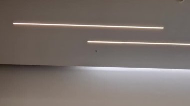 Tavanda ışık şeritleri var. LED ışıklar tek yönlü dinamik bir görünüm. Alçıpan inşaat işi