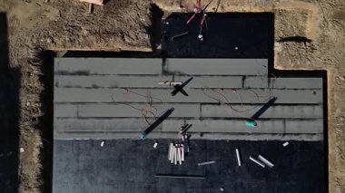 Yan yana yapılmış siyah asfalt karton rulo. Çatı ve ev yalıtıcıları için depo. Temiz bir giriş için propan gazı ile kaynak yapıyorlar.