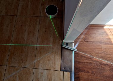Modern bir mağazanın duvarları ve kapıları camdan yapılmış butikler. Menteşeler bir menteşeyle tutunur. Çerçevesiz. Daha aydınlık ve ferah, pankart var. İçerde, içeride.