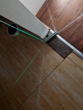 Modern bir mağazanın duvarları ve kapıları camdan yapılmış butikler. Menteşeler bir menteşeyle tutunur. Çerçevesiz. Daha aydınlık ve ferah, pankart var. İçerde, içeride.