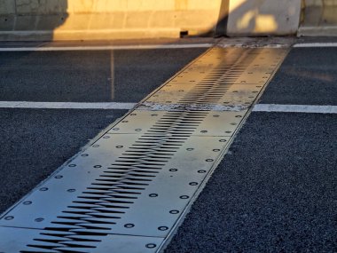Köprü genişletme eklemleri, yapılar arasındaki sürekli trafiği sağlamak için tasarlanırken, aynı zamanda güçlendirilmiş ve önceden gerilmiş beton, bileşik hareket, küçülme, sıcaklık değişimine olanak sağlar.