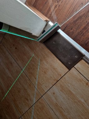 Modern bir mağazanın duvarları ve kapıları camdan yapılmış butikler. Menteşeler bir menteşeyle tutunur. Çerçevesiz. Daha aydınlık ve ferah, pankart var. İçerde, içeride.