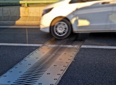 Köprü genişletme eklemleri, yapılar arasındaki sürekli trafiği sağlamak için tasarlanırken, aynı zamanda güçlendirilmiş ve önceden gerilmiş beton, bileşik hareket, küçülme, sıcaklık değişimine olanak sağlar.