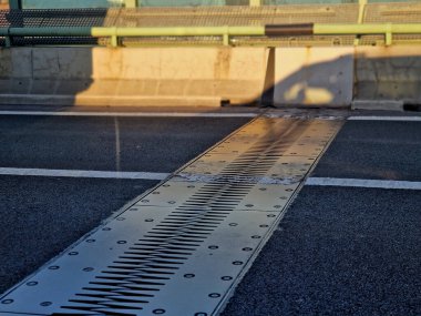 Köprü genişletme eklemleri, yapılar arasındaki sürekli trafiği sağlamak için tasarlanırken, aynı zamanda güçlendirilmiş ve önceden gerilmiş beton, bileşik hareket, küçülme, sıcaklık değişimine olanak sağlar.