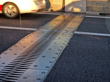 Köprü genişletme eklemleri, yapılar arasındaki sürekli trafiği sağlamak için tasarlanırken, aynı zamanda güçlendirilmiş ve önceden gerilmiş beton, bileşik hareket, küçülme, sıcaklık değişimine olanak sağlar.