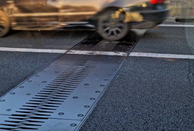 Köprü genişletme eklemleri, yapılar arasındaki sürekli trafiği sağlamak için tasarlanırken, aynı zamanda güçlendirilmiş ve önceden gerilmiş beton, bileşik hareket, küçülme, sıcaklık değişimine olanak sağlar.