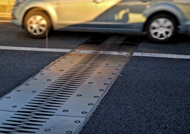 Köprü genişletme eklemleri, yapılar arasındaki sürekli trafiği sağlamak için tasarlanırken, aynı zamanda güçlendirilmiş ve önceden gerilmiş beton, bileşik hareket, küçülme, sıcaklık değişimine olanak sağlar.