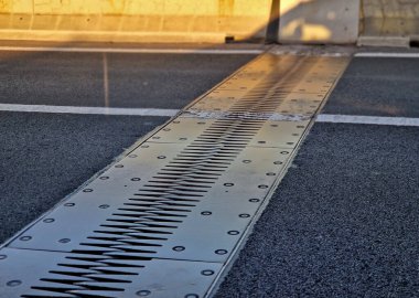Köprü genişletme eklemleri, yapılar arasındaki sürekli trafiği sağlamak için tasarlanırken, aynı zamanda güçlendirilmiş ve önceden gerilmiş beton, bileşik hareket, küçülme, sıcaklık değişimine olanak sağlar.