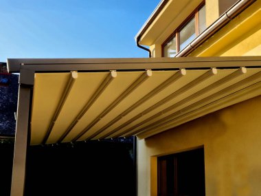 Alüminyum pergola kaygan çatı için en iyi çözümdür. Emlakları sayesinde, aile evleri, daireler, restoranlar, kafe, otel ve diğer ticari kullanımlara, beyaz zaman dilimlerine pergola monte edilebilir