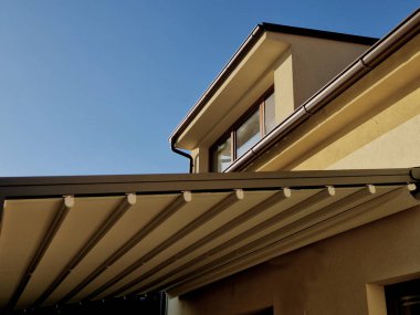 Alüminyum pergola kaygan çatı için en iyi çözümdür. Emlakları sayesinde, aile evleri, daireler, restoranlar, kafe, otel ve diğer ticari kullanımlara, beyaz zaman dilimlerine pergola monte edilebilir