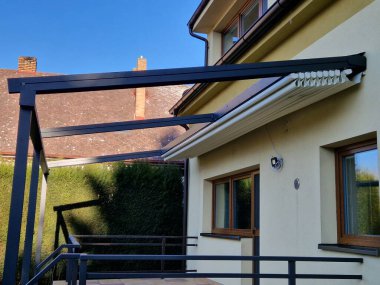 Alüminyum pergola kaygan çatı için en iyi çözümdür. Emlakları sayesinde, aile evleri, daireler, restoranlar, kafe, otel ve diğer ticari kullanımlara, beyaz zaman dilimlerine pergola monte edilebilir