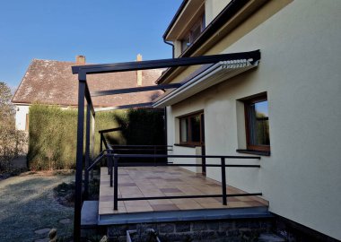 Alüminyum pergola kaygan çatı için en iyi çözümdür. Emlakları sayesinde, aile evleri, daireler, restoranlar, kafe, otel ve diğer ticari kullanımlara, beyaz zaman dilimlerine pergola monte edilebilir