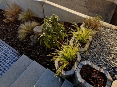 Delikleri ve kilitleri olan plastik fayanslar yollar ve otoparklar inşa etmek için uygundur. Taşlar, bir bahçedeki geçirgen çakıllı bir patika. Uzun ömürlü ve eğimli bir yamaçta saman kabuğu.