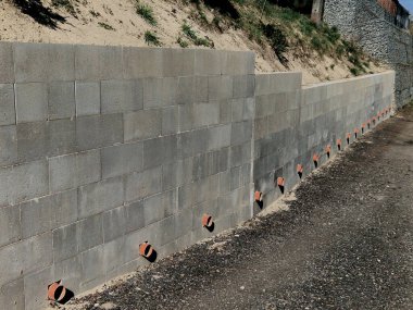 Çirkin, köprü önü tünelinin bir çentiğini tutuyor. Beton kaplı istinat duvarı sahte, optik güzellikte duvarlarla kaplı. Kablolar, korkuluklar, çelikle dolu içi boş tuğlalarla çit.