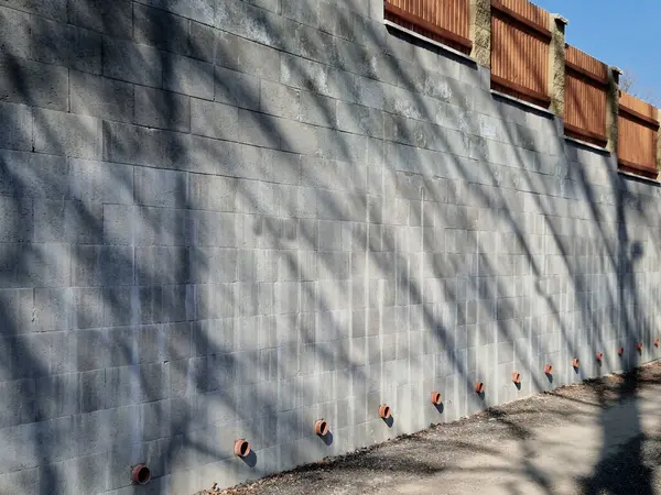 Doğal tahtalardan yapılmış ahşap çitler. Sütunlar kabaca beyaz sütunlardan oluşmuştur. Yatay yerleştirilmiş tahtalardan yapılmış tam çit. Karaya bitişik bir çalılık yatak var.