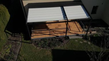 Alüminyum pergola kaygan çatı için en iyi çözümdür. Emlakları sayesinde, aile evleri, daireler, restoranlar, kafe, otel ve diğer ticari kullanımlara, beyaz zaman dilimlerine pergola monte edilebilir