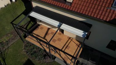 Alüminyum pergola kaygan çatı için en iyi çözümdür. Emlakları sayesinde, aile evleri, daireler, restoranlar, kafe, otel ve diğer ticari kullanımlara, beyaz zaman dilimlerine pergola monte edilebilir