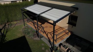 Alüminyum pergola kaygan çatı için en iyi çözümdür. Emlakları sayesinde, aile evleri, daireler, restoranlar, kafe, otel ve diğer ticari kullanımlara, beyaz zaman dilimlerine pergola monte edilebilir