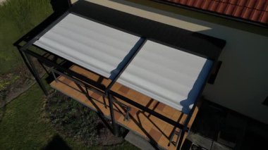 Alüminyum pergola kaygan çatı için en iyi çözümdür. Emlakları sayesinde, aile evleri, daireler, restoranlar, kafe, otel ve diğer ticari kullanımlara, beyaz zaman dilimlerine pergola monte edilebilir
