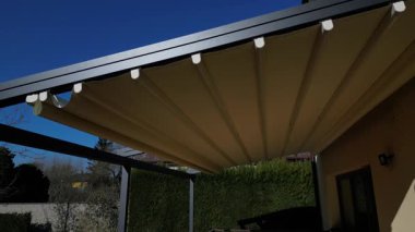 Alüminyum pergola kaygan çatı için en iyi çözümdür. Emlakları sayesinde, aile evleri, daireler, restoranlar, kafe, otel ve diğer ticari kullanımlara, beyaz zaman dilimlerine pergola monte edilebilir