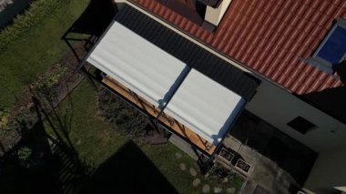 Alüminyum pergola kaygan çatı için en iyi çözümdür. Emlakları sayesinde, aile evleri, daireler, restoranlar, kafe, otel ve diğer ticari kullanımlara, beyaz zaman dilimlerine pergola monte edilebilir