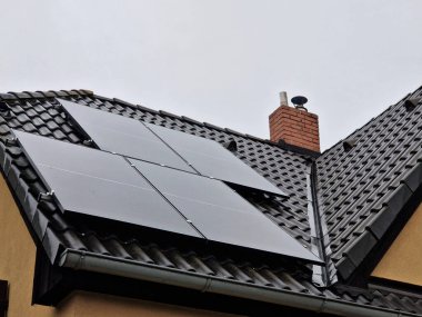 Güneş panelleri sürekli gelişiyor ve gelişiyor, bu da ev elektrik santrallerini daha da geliştirmemizi sağlayacak. Düz olmayan yüzeylere koyabileceğiniz esnek güneş panelleri almak oldukça yaygındır.. 