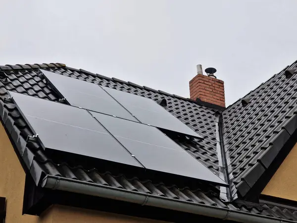 Güneş panelleri sürekli gelişiyor ve gelişiyor, bu da ev elektrik santrallerini daha da geliştirmemizi sağlayacak. Düz olmayan yüzeylere koyabileceğiniz esnek güneş panelleri almak oldukça yaygındır.. 