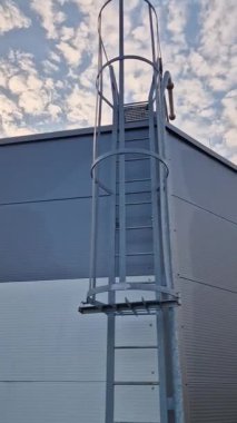 Koridorun çatısına çıkan yangın merdiveni. Endüstriyel salonlardaki yangınları söndürmek için kullanılan silindirik su tankı. Yangın çıkma riski yüksek operasyonlarda fıskiyeler için tankları vardır.