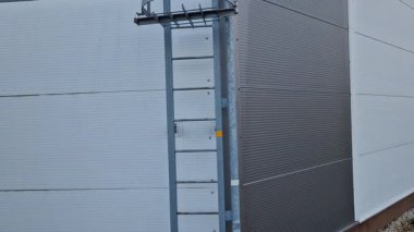 Koridorun çatısına çıkan yangın merdiveni. Endüstriyel salonlardaki yangınları söndürmek için kullanılan silindirik su tankı. Yangın çıkma riski yüksek operasyonlarda fıskiyeler için tankları vardır.