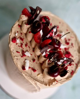 Belçika çikolatasıyla doldurulmuş çikolatalı pasta, ahududu reçeli, dondurulmuş ahududu ve bakır tozuyla süslenmiş. Dengeli ve mükemmel bir sanat eseri.