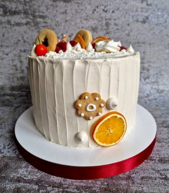 Öte yandan, daireleri diğer tatlılar için kullanmak istemiyorsanız, onlardan klasik yapıştırılmış Linz kurabiyeleri yapabilirsiniz. Daireleri klasik bir şekilde reçel ya da hamur ile yapıştırıyorsun..