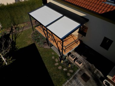 Alüminyum pergola kaygan çatı için en iyi çözümdür. Emlakları sayesinde, aile evleri, daireler, restoranlar, kafe, otel ve diğer ticari kullanımlara, beyaz zaman dilimlerine pergola monte edilebilir