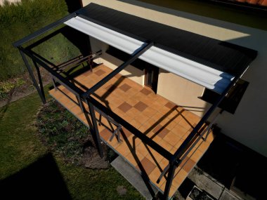 Kış bahçeleri ve restoranlar için tasarlanmış Rolling Roof And Pergola Systems. Birçok yerli ve uluslararası projelerde uygulanmıştır. Sistemler tamamen bağlılık altında yapılmıştır..