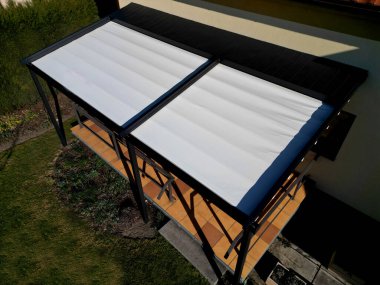 Alüminyum pergola kaygan çatı için en iyi çözümdür. Emlakları sayesinde, aile evleri, daireler, restoranlar, kafe, otel ve diğer ticari kullanımlara, beyaz zaman dilimlerine pergola monte edilebilir