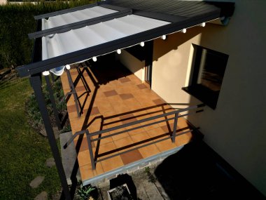 Alüminyum pergola kaygan çatı için en iyi çözümdür. Emlakları sayesinde, aile evleri, daireler, restoranlar, kafe, otel ve diğer ticari kullanımlara, beyaz zaman dilimlerine pergola monte edilebilir