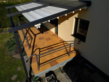 Alüminyum pergola kaygan çatı için en iyi çözümdür. Emlakları sayesinde, aile evleri, daireler, restoranlar, kafe, otel ve diğer ticari kullanımlara, beyaz zaman dilimlerine pergola monte edilebilir