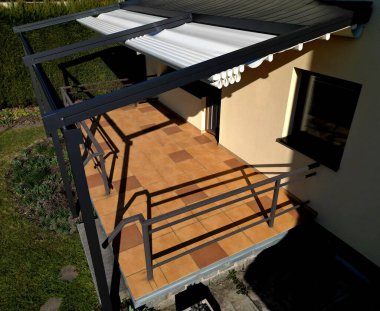 Alüminyum pergola kaygan çatı için en iyi çözümdür. Emlakları sayesinde, aile evleri, daireler, restoranlar, kafe, otel ve diğer ticari kullanımlara, beyaz zaman dilimlerine pergola monte edilebilir