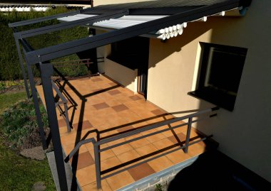 Alüminyum pergola kaygan çatı için en iyi çözümdür. Emlakları sayesinde, aile evleri, daireler, restoranlar, kafe, otel ve diğer ticari kullanımlara, beyaz zaman dilimlerine pergola monte edilebilir