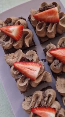 Sarısı kremalı yumurta beyazı pasta. Üzerine pudra şekeri serpiştirilmiş kek. Lezzetlidirler ve bir ısırıkta yiyebilirsiniz. Kahveli tatlı tatlılar.