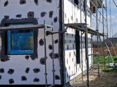 EPS paneli köpüren polistiren tarafından üretildi ve ön cephe yalıtımı da dahil olmak üzere duvarların termal yalıtımı için tasarlandı.