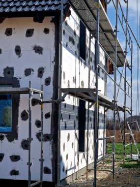 EPS paneli köpüren polistiren tarafından üretildi ve ön cephe yalıtımı da dahil olmak üzere duvarların termal yalıtımı için tasarlandı.